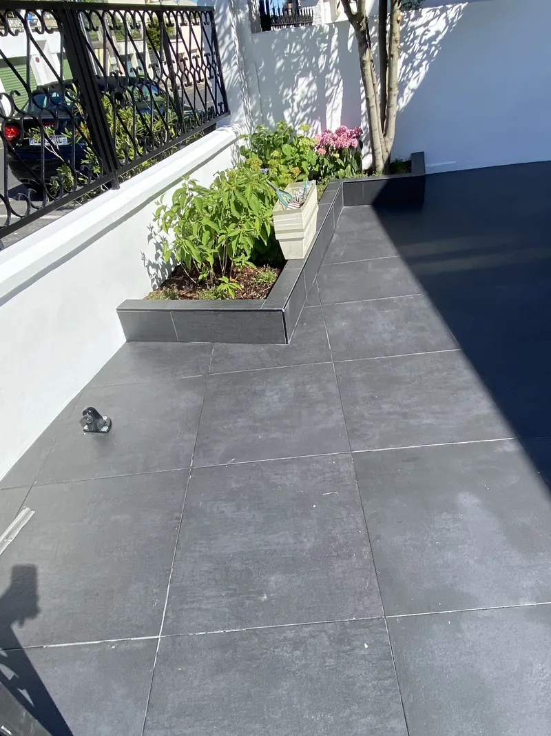 Terrasse carrelée avec garde-corps à Fontenay-sous-Bois, Val-de-Marne