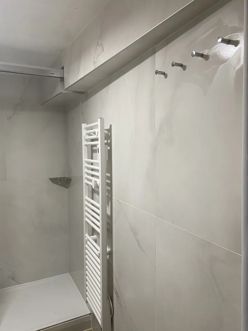Pose de faïence effet marbre dans une salle de bains à Fublaines, Seine-et-Marne