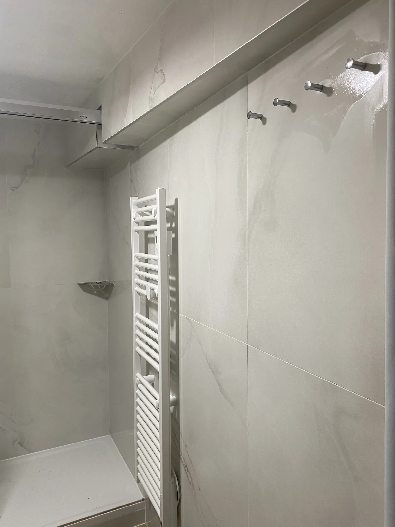 Pose de faïence effet marbre dans une salle de bains à Fublaines, Seine-et-Marne