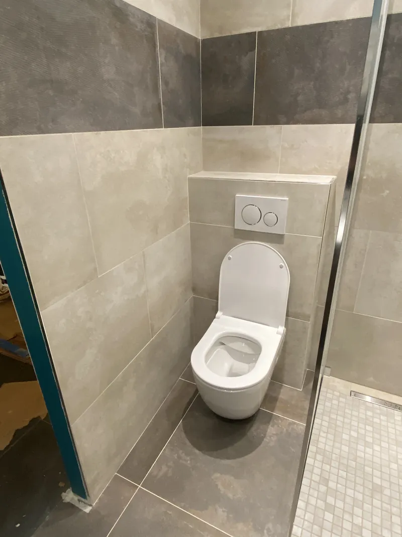 WC suspendu et carrelage dans une salle d’eau au Pré-Saint-Gervais, Seine-Saint-Denis