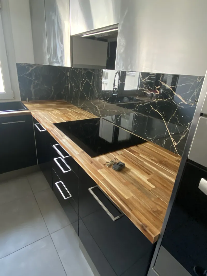 Cuisine noire effet marbre avec îlot en bois à Vincennes, Val-de-Marne