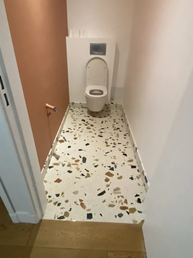 Toilettes avec mur d’accent en terrazzo à Vincennes, Val-de-Marne